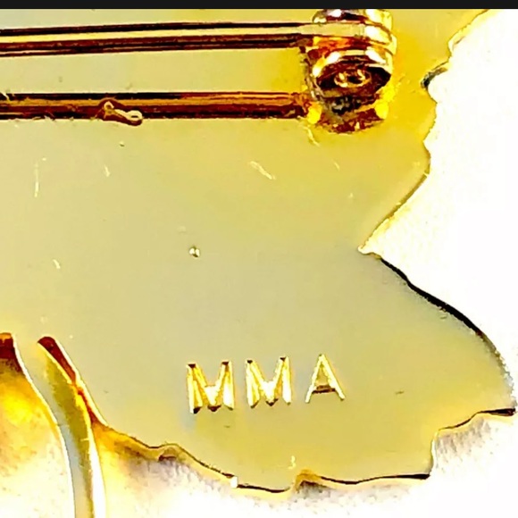 Maple leaf MMA brooch enamel inlay Metropolitan museum of the Arts MMA Canada - Picture 5 of 7